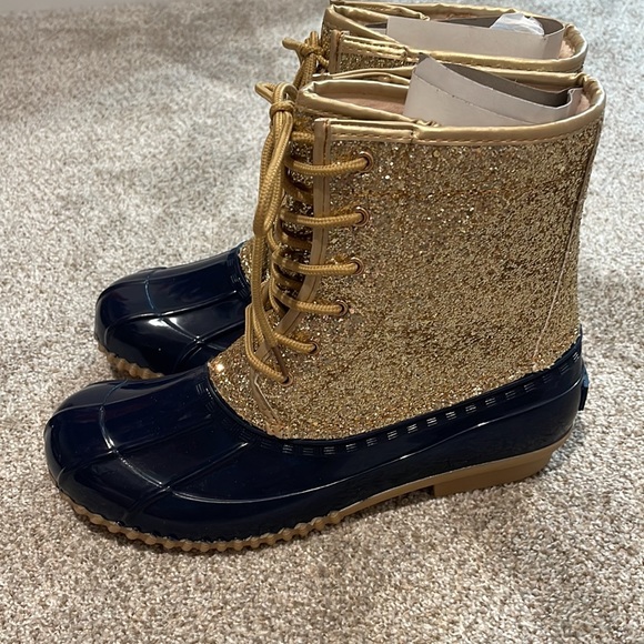 NEVERWORN woman’s glitter duck boots. - Picture 5 of 8
